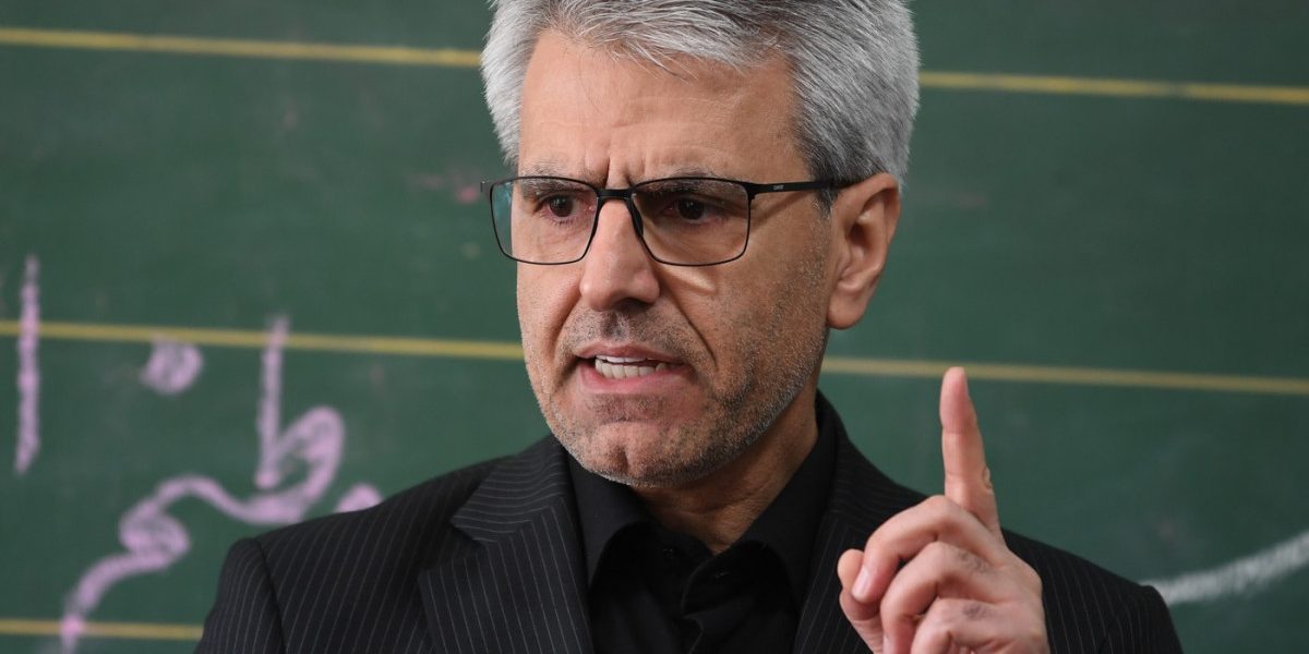 Iranul avertizează România în legătură cu utilizarea de către SUA a bazelor românești Teheranul a transmis luni României un avertisment clar: orice implicare a țării noastre în operațiunile militare americane împotriva Iranului va atrage consecințe politice și juridice