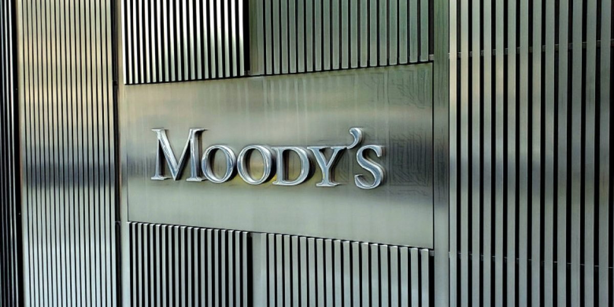 Moody’s avertizează: România, în pericol de retrogradare dacă nu-și consolidează fiscal Agenția de evaluare financiară Moody’s a emis o analiză asupra ratingului României, menținând perspectiva negativă pentru ratingul Baa3 pe termen lung