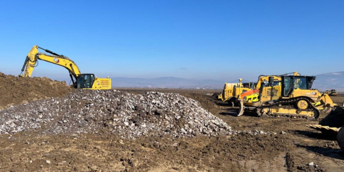 Cnir: Constructorii încep lucrările la două loturi din autostrada a8