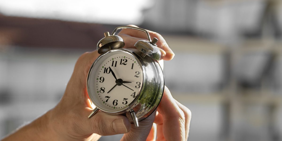 România trece la ora de vară în 2026: Cum ne influențează somnul și adaptarea Românii vor da ceasurile înainte cu o oră în noaptea de 28 spre 29 martie 2026, marcând trecerea la ora de vară