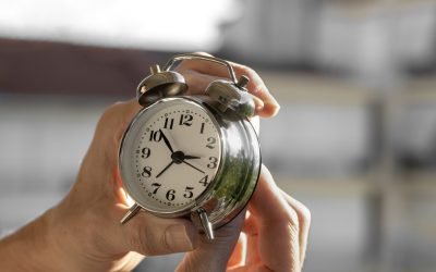 România trece la ora de vară în 2026: Cum ne influențează somnul și adaptarea Românii vor da ceasurile înainte cu o oră în noaptea de 28 spre 29 martie 2026, marcând trecerea la ora de vară