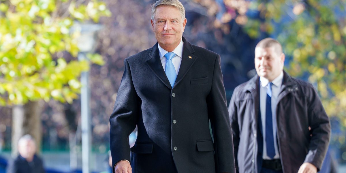 Iohannis, la slujba de Florii în Sibiu: „Sărbători pascale fericite și multă sănătate” Fostul președinte Klaus Iohannis a participat duminică la slujba de Florii la Biserica Romano-Catolică „Sfânta Treime” din Sibiu