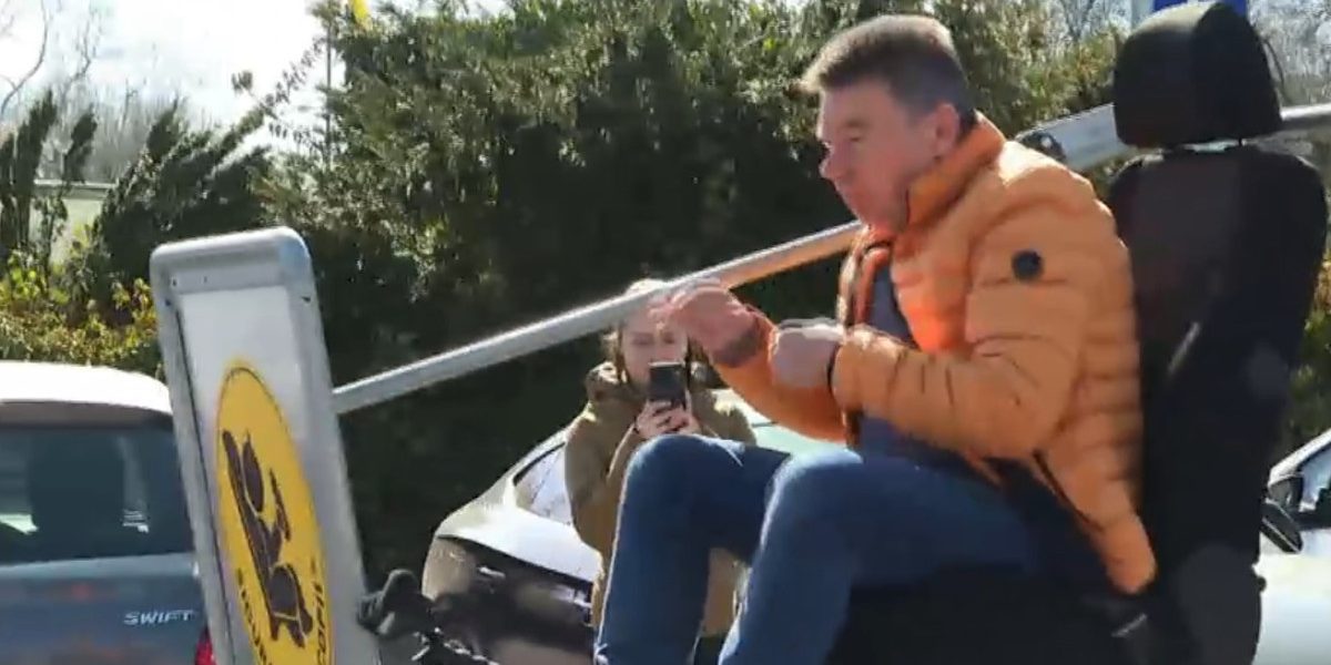 Șoferii prinși fără centură, puși să simuleze un impact rutier: „Îmi rupeam dinții” Un număr alarmant de șoferi continuă să ignore importanța purtării centurii de siguranță, în ciuda riscurilor majore pe care și le asumă