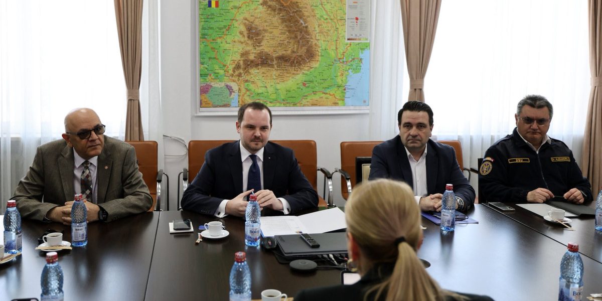 Rogobete și Arafat discută cu HERA despre pregătirea României pentru crizele sanitare Ministrul Sănătății, Alexandru Rogobete, și șeful Departamentului pentru Situații de Urgență (DSU), Raed Arafat, au avut o întâlnire cu directorul general al Autorității Europene pentru Pregătire și Răspuns în Caz de Urgență Sanitară (HERA), Florika Fink-Hooijer