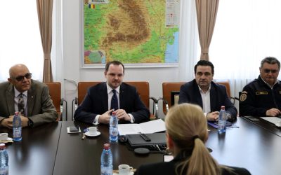 Rogobete și Arafat discută cu HERA despre pregătirea României pentru crizele sanitare Ministrul Sănătății, Alexandru Rogobete, și șeful Departamentului pentru Situații de Urgență (DSU), Raed Arafat, au avut o întâlnire cu directorul general al Autorității Europene pentru Pregătire și Răspuns în Caz de Urgență Sanitară (HERA), Florika Fink-Hooijer