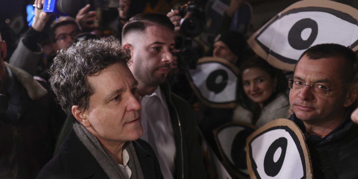 Proteste la Cotroceni: Organizațiile civice cer președintelui să respingă numirile pentru șefia marilor parchete București – Zeci de persoane au protestat vineri seară în fața Palatului Cotroceni, exprimându-și nemulțumirea față de propunerile pentru șefia marilor parchete, înaintate de ministrul Justiției