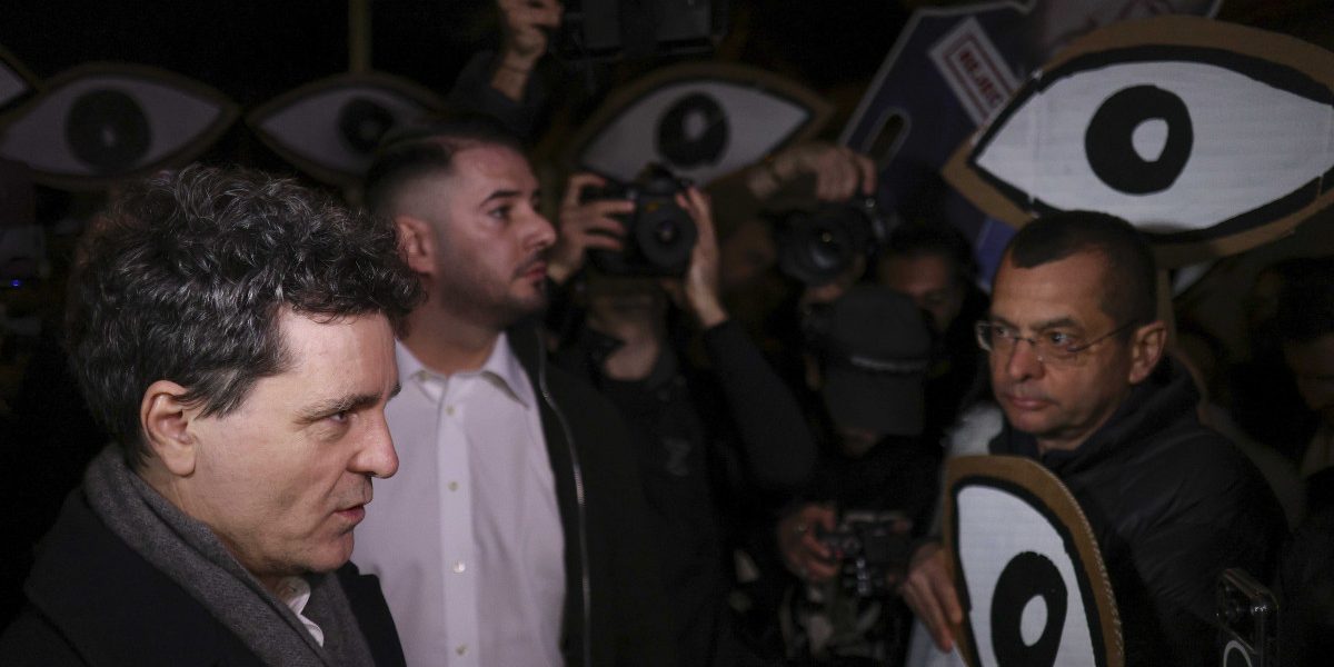 Nicușor Dan: Justiția, o „boală lungă” și relațiile de putere Președintele României, Nicușor Dan, a declarat vineri seară că sistemul judiciar se confruntă cu „nenumărate probleme”, comparând reforma necesară cu o „boală lungă”