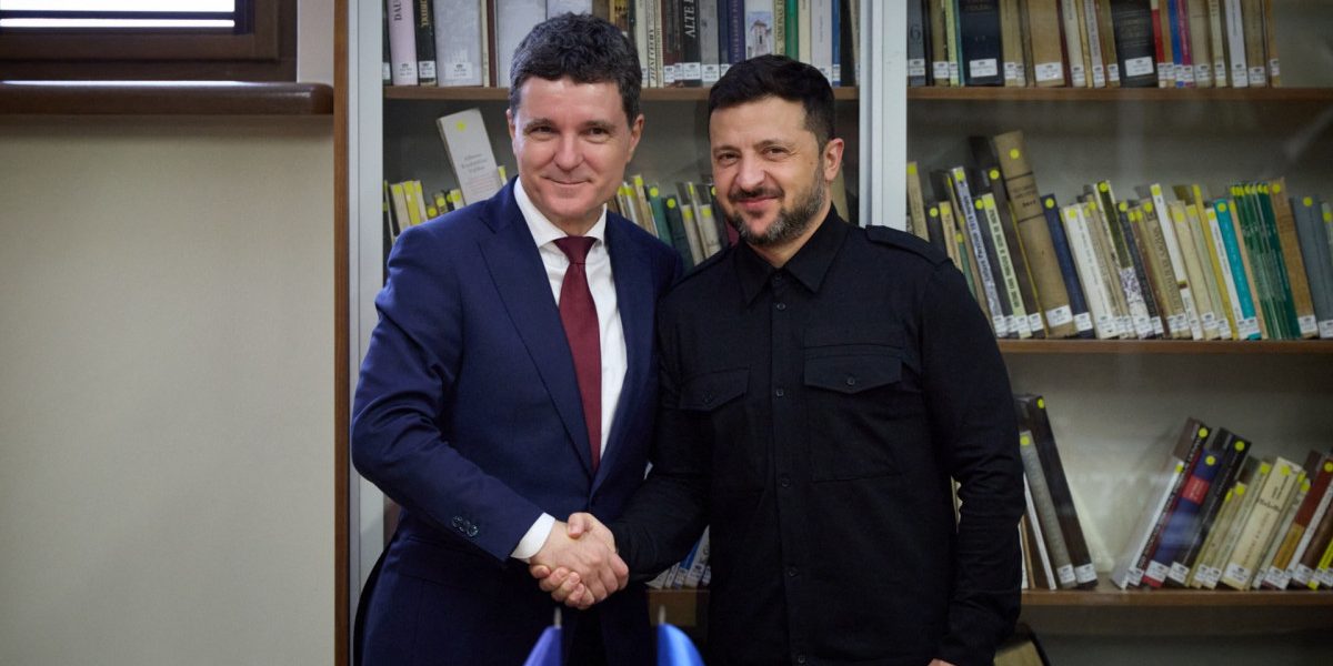 Zelenski, în vizită oficială la București: Dialog despre război, reconstrucție și relații bilaterale Președintele Ucrainei, Volodimir Zelenski, se află astăzi într-o vizită oficială în România, un eveniment cu o puternică încărcătură simbolică și strategică