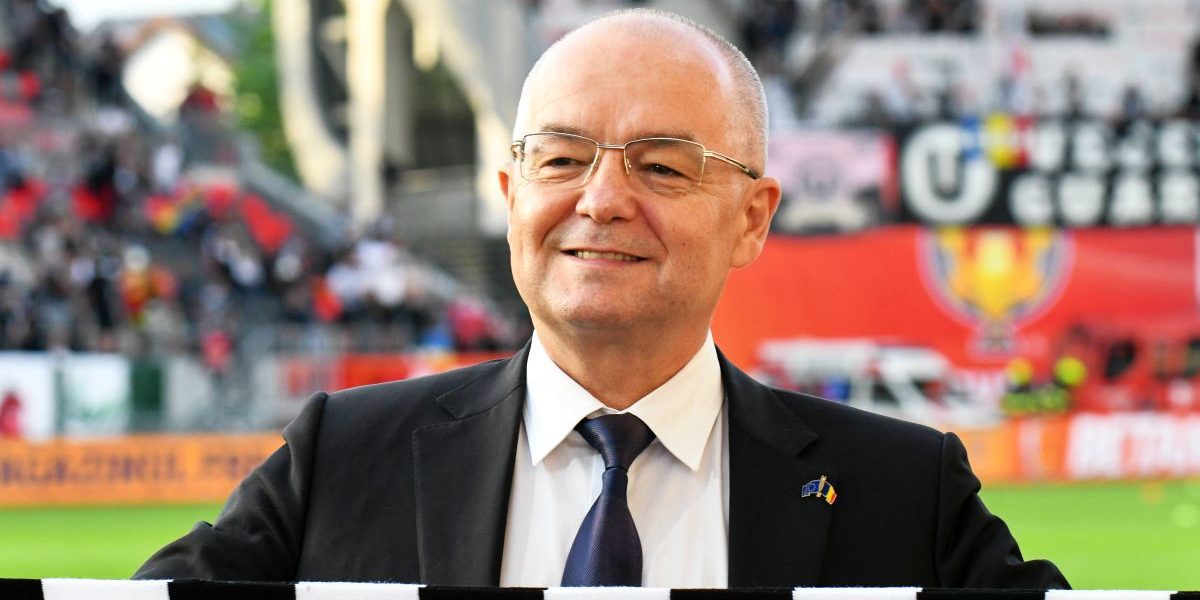 Bucurie mare la Cluj: U Cluj merge în play-off, iar Emil Boc laudă antrenorul Clujul s-a colorat în roșu, sâmbătă, după ce Universitatea Cluj și-a asigurat prezența în play-off-ul Superligii, în urma unei victorii categorice, 4-0, în fața celor de la Oțelul Galați