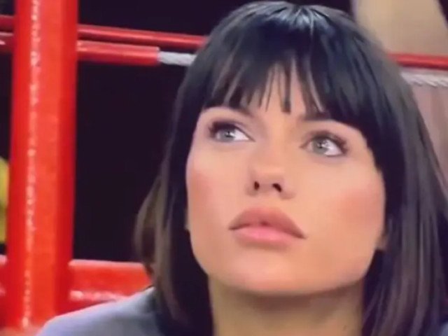 O apariție la un meci de baschet a transformat viața unei tinere: de la 100 la aproape 300.000 de urmăritori pe Instagram Marigona Gona, o tânără asistentă medicală stabilită în Germania, a cunoscut o schimbare radicală a vieții sale după ce a fost surprinsă de camerele de filmat în timpul unui meci de baschet din Euroligă