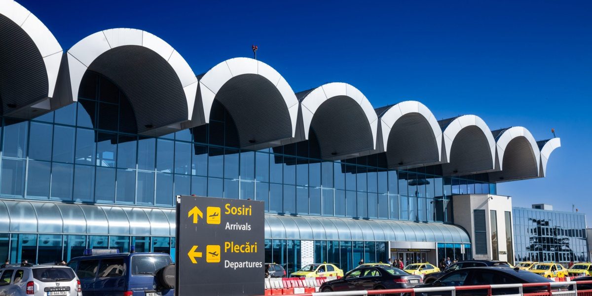 Zeci de zboruri anulate pe Otopeni din cauza evenimentelor din Orientul Mijlociu Bucureștiul se confruntă vineri cu perturbări majore în traficul aerian, după ce 28 de zboruri spre și dinspre Orientul Mijlociu au fost anulate pe Aeroportul Internațional Henri Coandă