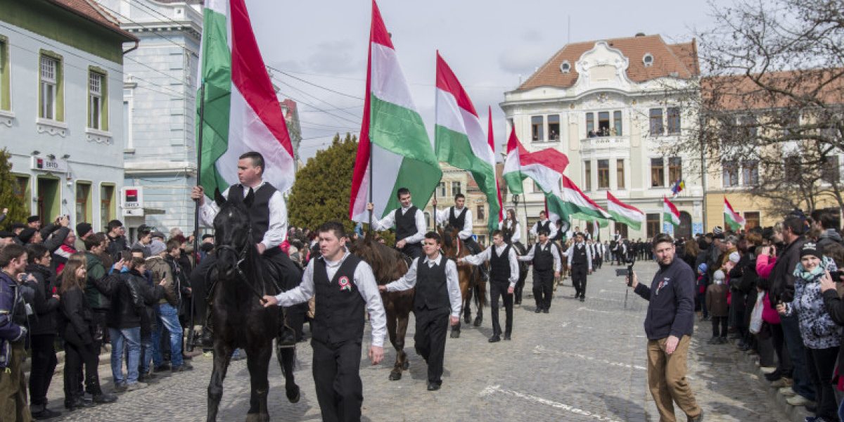 Mesaje de Ziua Maghiarilor de Pretutindeni: Nicușor Dan și Ilie Bolojan subliniază importanța unității și a diversității Cu ocazia Zilei Maghiarilor de Pretutindeni, oficiali importanți din România au transmis mesaje de susținere și apreciere pentru comunitatea maghiară