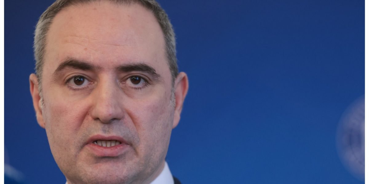 Nazare: România nu e în criză, ci în tranziție către competitivitate Ministrul Finanțelor, Alexandru Nazare, a declarat marți că România trece printr-o schimbare de paradigmă economică, abandonând modelul bazat pe consum și orientându-se către competitivitate