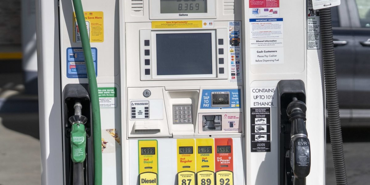 Benzina se scumpește în SUA, dar și în România: de ce și ce urmează Prețul mediu al benzinei în Statele Unite a urcat peste pragul de 3,50 dolari pe galon, atingând cel mai ridicat nivel din mai 2024