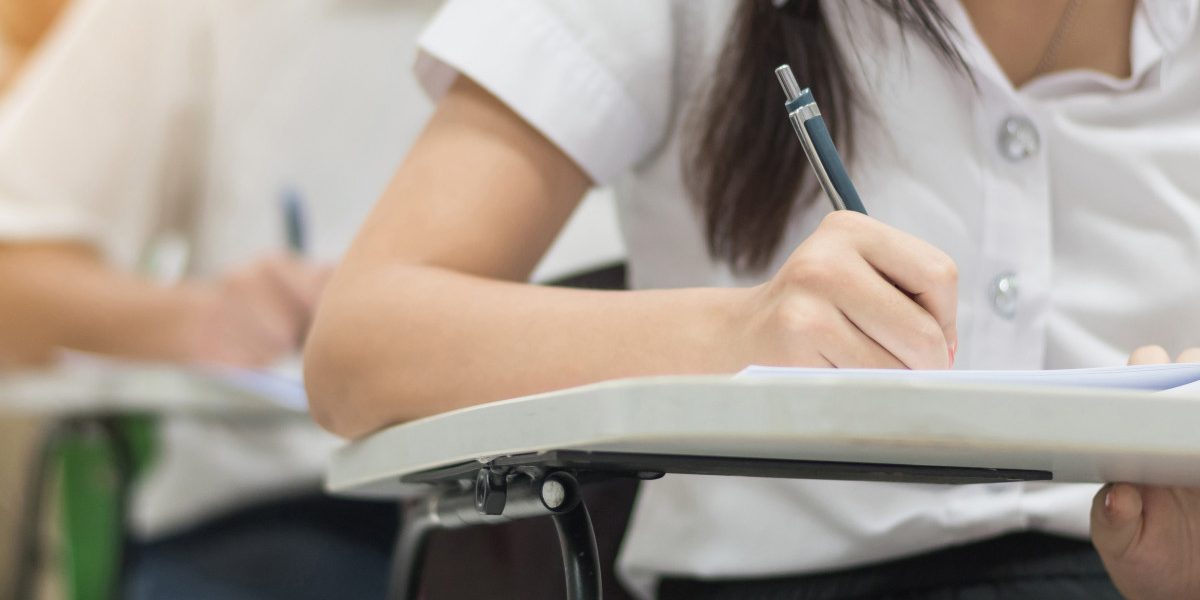 Simulare Bacalaureat 2026: Elevii de liceu au susținut proba la matematică București – Elevii claselor a XII-a și a XIII-a au susținut, marți, proba scrisă la matematică în cadrul simulării examenului de Bacalaureat 2026