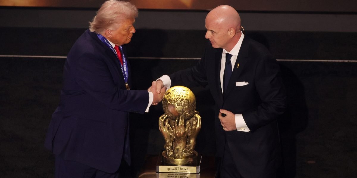 Iranul va juca la Cupa Mondială din SUA: Trump asigură participarea, în ciuda contextului politic Echipa națională de fotbal a Iranului va putea participa la Cupa Mondială din 2026, care va avea loc în Statele Unite, Canada și Mexic