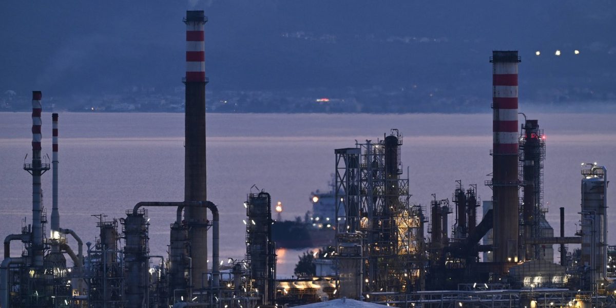 Prețul petrolului sare de 90 de dolari pe baril, pe fondul tensiunilor din Orientul Mijlociu Prețul țițeiului Brent a urcat cu peste 5%, atingând aproximativ 90 de dolari pe baril, cel mai ridicat nivel din aprilie 2024