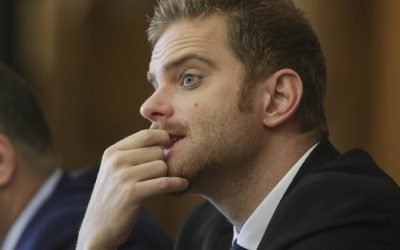 Accident rutier cu fostul ministru Ilan Laufer și gemeni implicați Ilan Laufer, fost ministru pentru Mediul de Afaceri, și gemenii săi în vârstă de 5 ani au fost victimele unui accident rutier în București