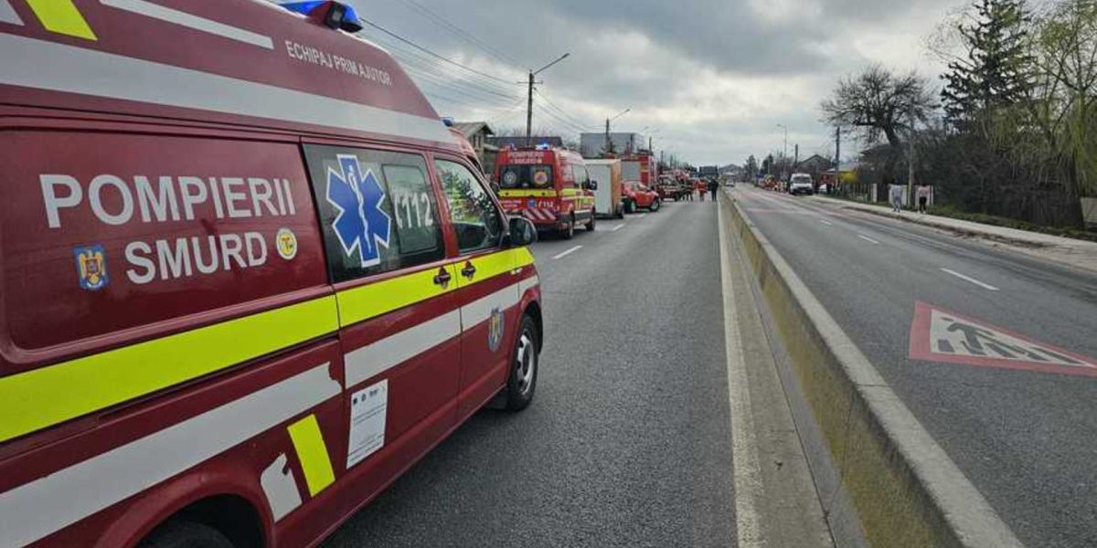 Accident grav în Dâmbovița: Microbuz școlar și autocamion, implicate; 11 copii, în stare de șoc Planul Roșu de Intervenție a fost activat vineri dimineață în județul Dâmbovița, în urma unui accident rutier de amploare