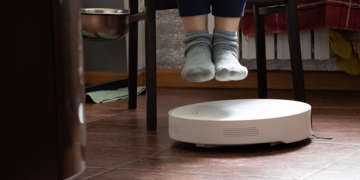 Un inginer spaniol a preluat controlul a mii de aspiratoare robot, dezvăluind o breșă de securitate majoră Un inginer software din Spania a reușit să preia controlul de la distanță a aproximativ 7.000 de aspiratoare robot din întreaga lume