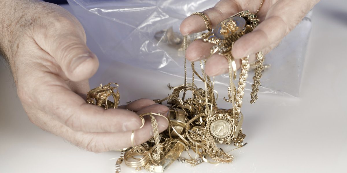 Afacere cu bijuterii fără acte: ANAF confiscă aur și diamante de 3,7 milioane lei Inspectorii antifraudă din cadrul ANAF au efectuat o razie într-o societate comercială din județul Călărași, unde au confiscat aproape șase kilograme de aur și diamante