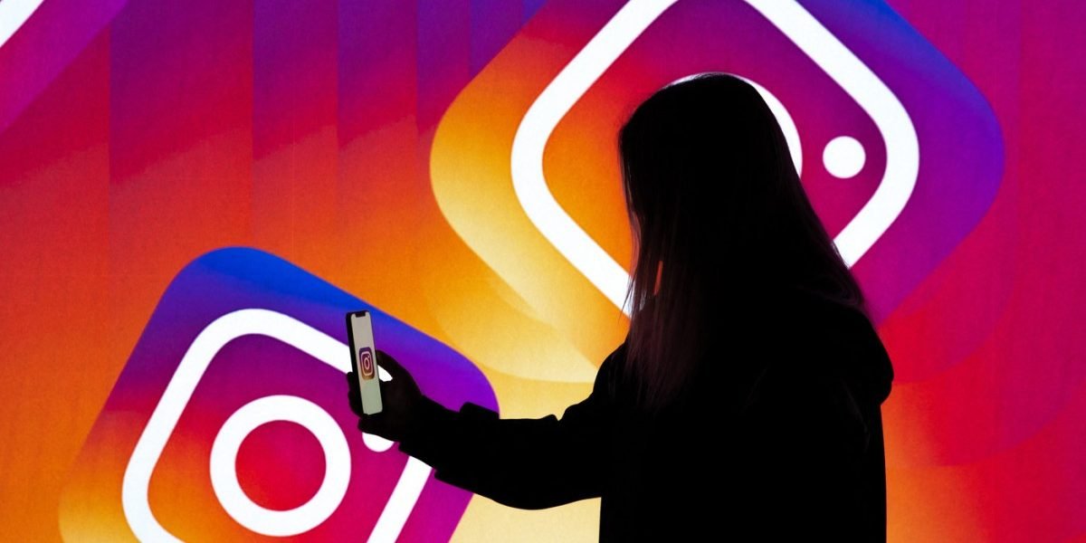 Instagram va alerta părinții dacă adolescenții caută informații despre sinucidere Instagram va notifica părinții adolescenților care au activat supravegherea contului, în cazul în care aceștia caută în mod repetat informații despre sinucidere sau automutilare