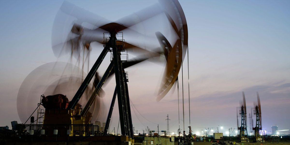 Petrolul depășește pragul de 100 de dolari pe baril, pe fondul tensiunilor din Orientul Mijlociu Prețul petrolului a atins duminică pragul de 100 de dolari pe baril, pentru prima dată de la începutul conflictului din Ucraina, în 2022