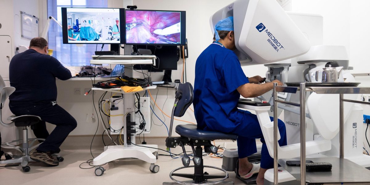 Premieră medicală: Un chirurg din Londra operează un pacient aflat la 2.400 km distanță, prin sistem robotic Într-o premieră medicală pentru Marea Britanie, un chirurg din Londra a efectuat o operație robotică la distanță asupra unui pacient din Gibraltar, aflat la o distanță de aproximativ 2.400 de kilometri