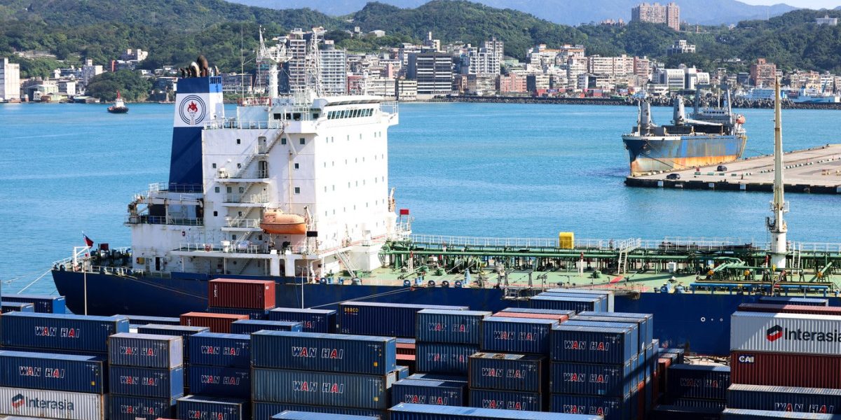 Conflictul din Orientul Mijlociu lovește economia globală: prețuri în creștere și rute comerciale în pericol Războiul dintre Statele Unite, Israel și Iran, amplificat de tensiunile regionale, are consecințe economice majore la nivel global, potrivit Reuters