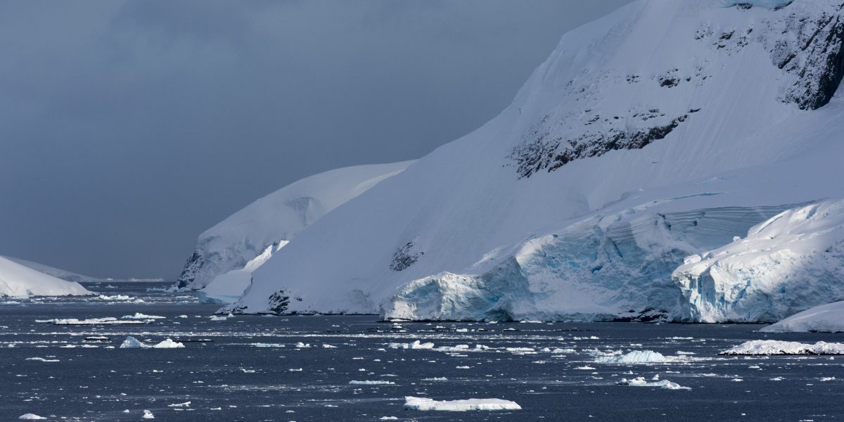 Banchiza antarctică dă semne de revenire, dar rămâne sub media ultimilor decenii Gheața marină din Antarctica pare să fi înregistrat o ușoară redresare în 2026, după ani de scăderi record, arată datele preliminare publicate de un observator american de referință