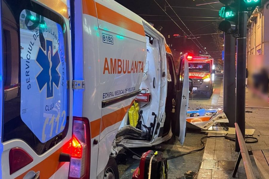 Rogobete: Ambulanțele nu pot fi lăsate în garaj din cauza crizei combustibililor Ministrul Sănătății, Alexandru Rogobete, a declarat că nu poate permite ca ambulanțele să fie oprite din cauza creșterii prețurilor la combustibili, subliniind diferența față de recomandările de a limita utilizarea autoturismelor personale