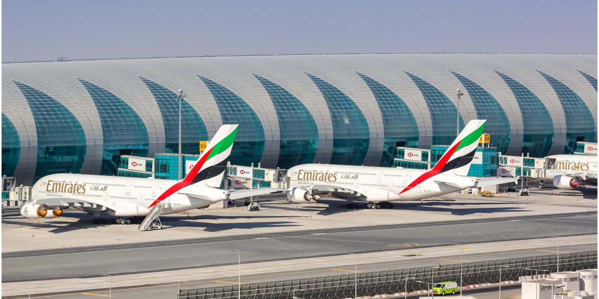Zborurile au fost reluate parțial pe aeroportul din Dubai, după un incident cu dronă Traficul aerian pe aeroportul internațional din Dubai a fost reluat parțial luni, după ce fusese suspendat temporar din cauza unui incendiu la unul dintre rezervoarele de combustibil