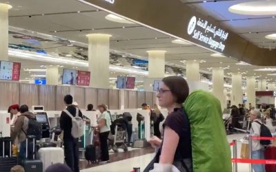 Americani blocați în Emiratele Arabe Unite critică lipsa de asistență din partea guvernului Zeci de cetățeni americani se confruntă cu dificultăți majore în încercarea de a părăsi Emiratele Arabe Unite, după ce zborurile din regiune au fost anulate din cauza tensiunilor cu Iranul