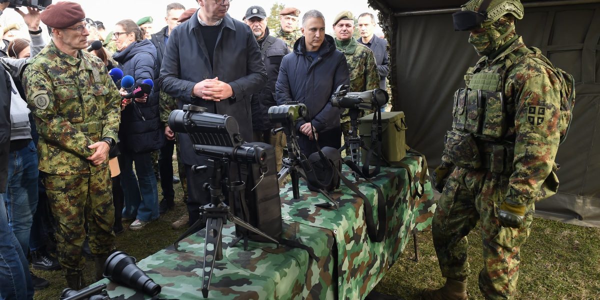 Serbia se teme de un atac din partea vecinilor și răspunde prin înarmare Președintele Serbiei, Aleksandar Vucic, a declarat joi că țara sa monitorizează cu atenție cooperarea militară dintre Croația, Albania și Kosovo, sugerând posibilitatea unui atac