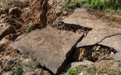 Alunecări de teren în Slatina: Zeci de persoane relocate, case afectate Două locuințe au fost serios afectate, iar alte cinci sunt în pericol din cauza alunecărilor de teren produse pe strada Grădiște din Slatina, județul Olt