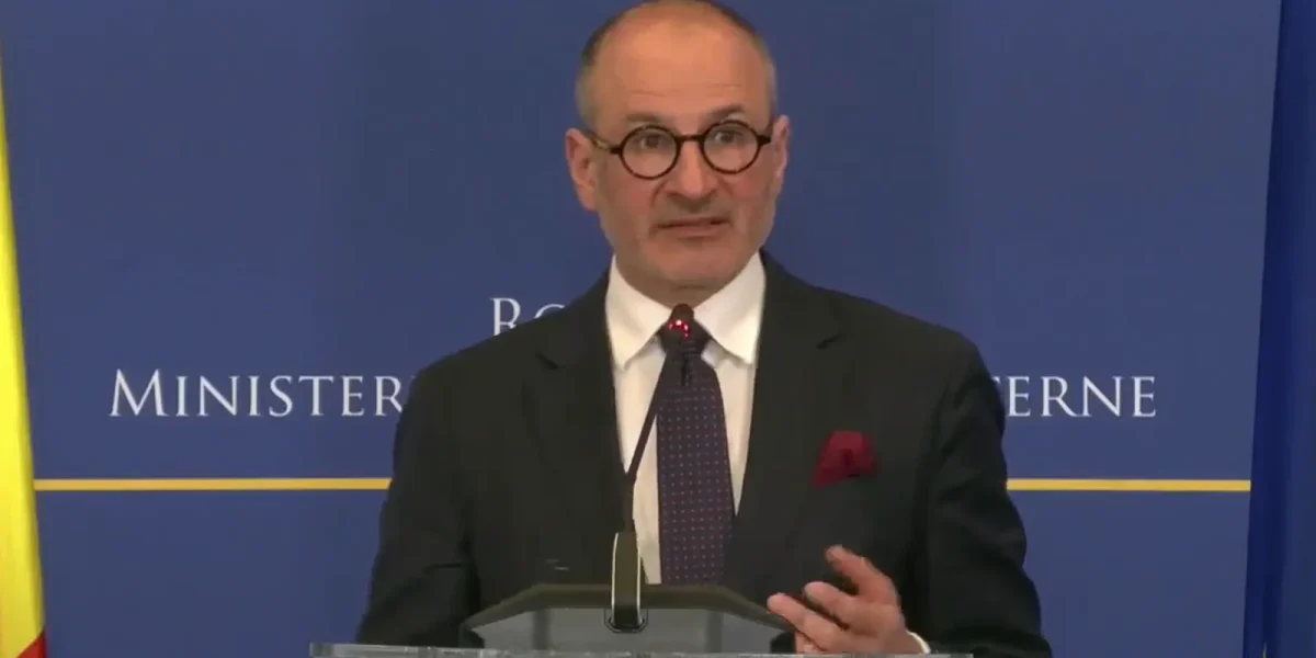 Țărnea, purtător de cuvânt al MAE, evită să confirme concediul unui director în timpul crizei din Orientul Mijlociu Andrei Țărnea, purtătorul de cuvânt al Ministerului Afacerilor Externe (MAE), a evitat să ofere detalii despre eventualul concediu al lui Călin Mitri, directorul responsabil pentru Orientul Mijlociu, în perioada în care au fost gestionate crizele consulare ale românilor blocați în regiune