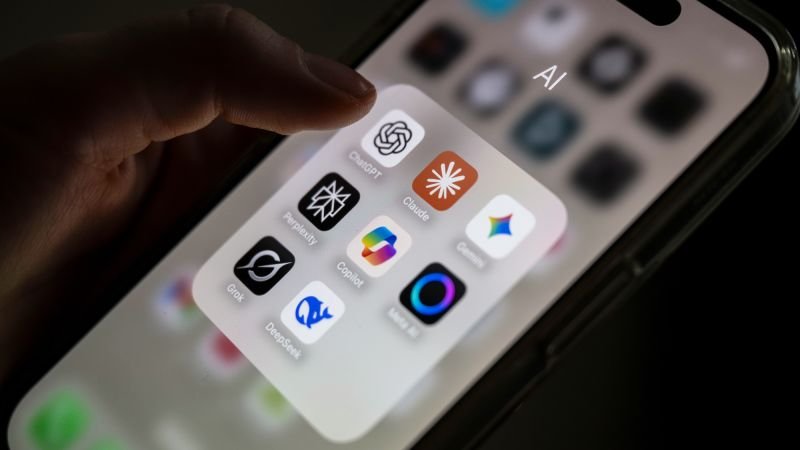 Duelul inteligenței artificiale: Claude, o rivală surpriză pentru ChatGPT Compania de inteligență artificială Anthropic, cu asistentul său Claude, a reușit să atragă atenția publicului larg într-un ritm amețitor