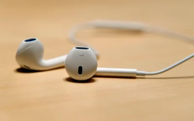 Căștile cu fir revin în atenția publicului, după ani de dominație a variantelor wireless În ciuda ascensiunii fulminante a căștilor wireless, piața audio pare să asiste la o revenire surprinzătoare a accesoriilor clasice, cu fir