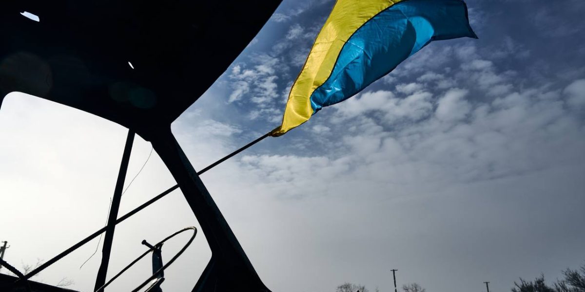 Ungaria eliberează angajații băncii ucrainene reținuți cu milioane de dolari Șapte angajați ai unei bănci ucrainene, reținuți în Ungaria în timp ce transportau o sumă impresionantă de bani și aur, au fost eliberați și au trecut granița în Ucraina