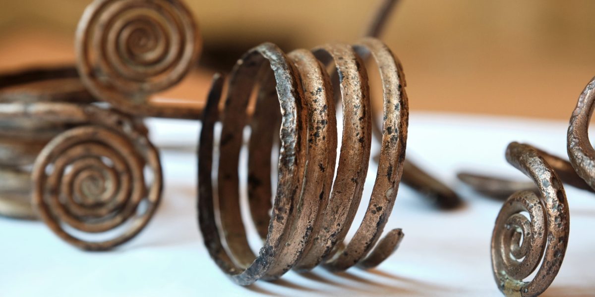 Unde se găsesc majoritatea artefactelor din epoca bronzului