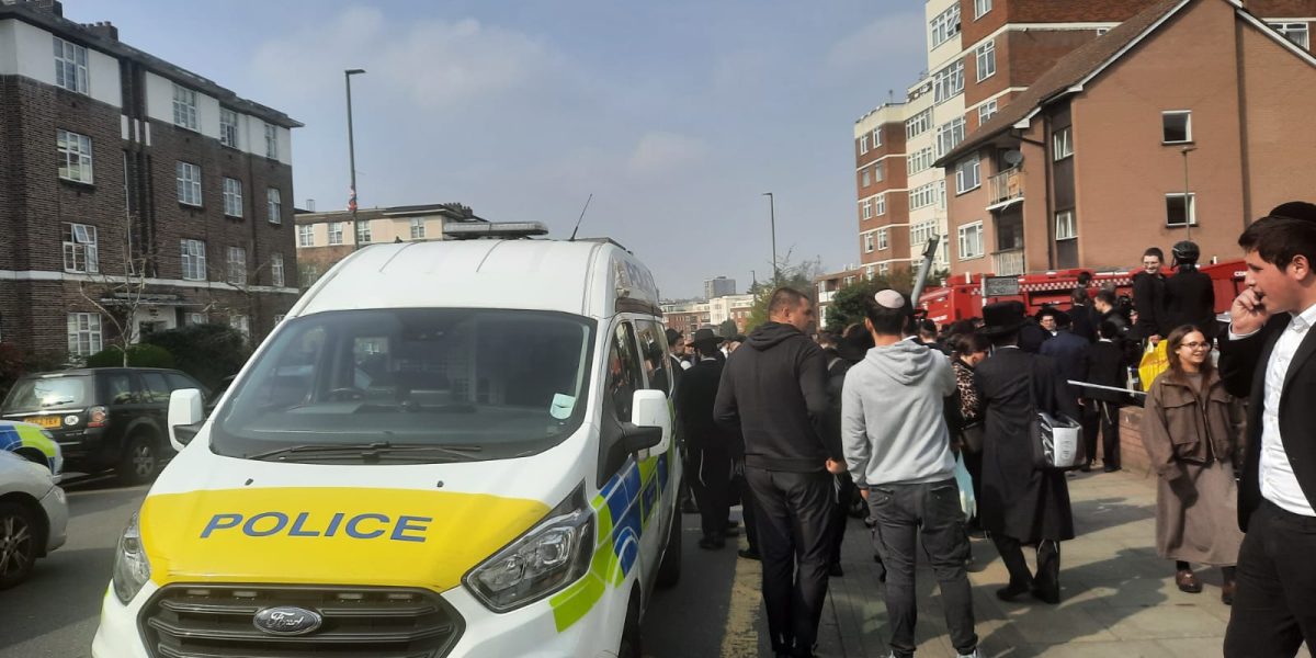 Doi bărbați arestați după incendierea ambulanțelor unei organizații caritabile evreiești din Londra Doi bărbați au fost arestați în Londra sub suspiciunea de incendiere cu intenția de a pune în pericol viața altora, în urma incendiilor provocate la patru ambulanțe aparținând organizației caritabile evreiești Hatzola