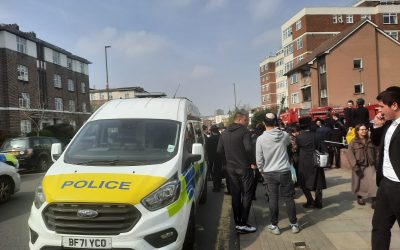 Doi bărbați arestați după incendierea ambulanțelor unei organizații caritabile evreiești din Londra Doi bărbați au fost arestați în Londra sub suspiciunea de incendiere cu intenția de a pune în pericol viața altora, în urma incendiilor provocate la patru ambulanțe aparținând organizației caritabile evreiești Hatzola