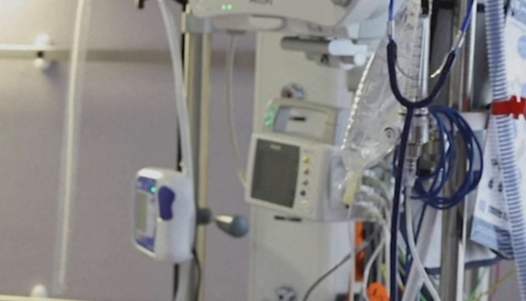 Accident grav în Timiș: Un adolescent se luptă pentru viață după ce a fost lovit de o poartă de fotbal Un băiat de 13 ani este internat în stare critică la Spitalul Județean din Timișoara, după ce a fost rănit grav în urma unui incident petrecut pe un teren de fotbal din comuna Cenad