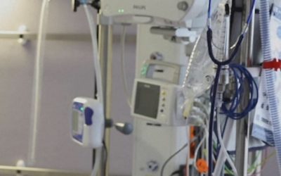 Accident grav în Timiș: Un adolescent se luptă pentru viață după ce a fost lovit de o poartă de fotbal Un băiat de 13 ani este internat în stare critică la Spitalul Județean din Timișoara, după ce a fost rănit grav în urma unui incident petrecut pe un teren de fotbal din comuna Cenad