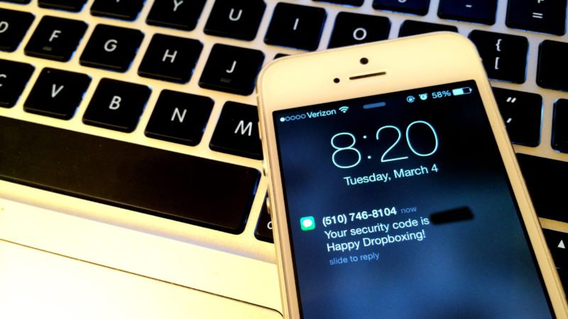 Autentificarea în doi pași: De ce contează mai mult decât crezi Autentificarea în doi pași, cunoscută și sub numele de 2FA, reprezintă o măsură de securitate esențială pentru protejarea conturilor online