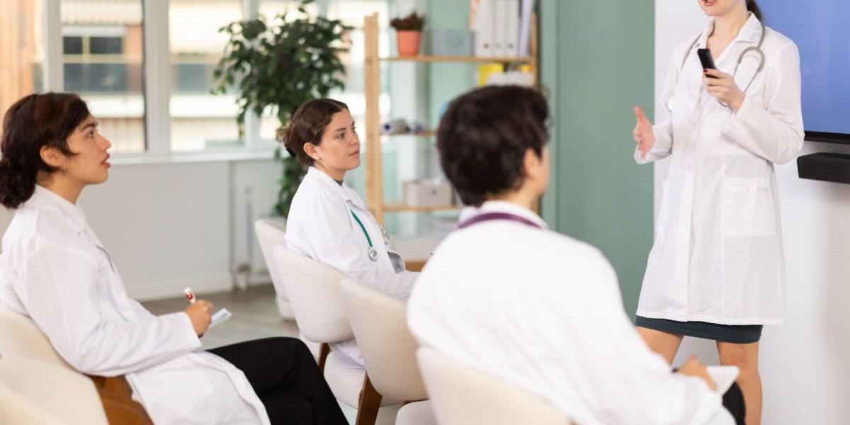 Studenți francezi, respinși la medicină, aleg România: „mai multă franceză”