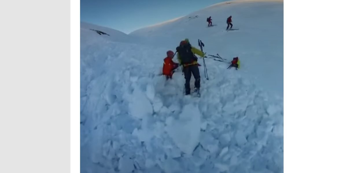 Avalanșă în Bucegi, surprinsă de o cameră video: doi schiori prinși, inclusiv un salvamontist O avalanșă spectaculoasă a avut loc în Masivul Bucegi, fiind surprinsă de o cameră video Insta 360