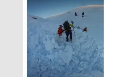Avalanșă în Bucegi, surprinsă de o cameră video: doi schiori prinși, inclusiv un salvamontist O avalanșă spectaculoasă a avut loc în Masivul Bucegi, fiind surprinsă de o cameră video Insta 360