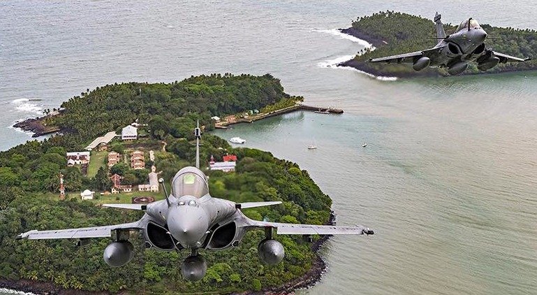 Franța autorizează temporar prezența avioanelor americane în bazele sale din Orientul Mijlociu Franța a dat undă verde, temporar, pentru ca avioanele americane și alte aeronave militare ale Statelor Unite să utilizeze bazele sale din Orientul Mijlociu