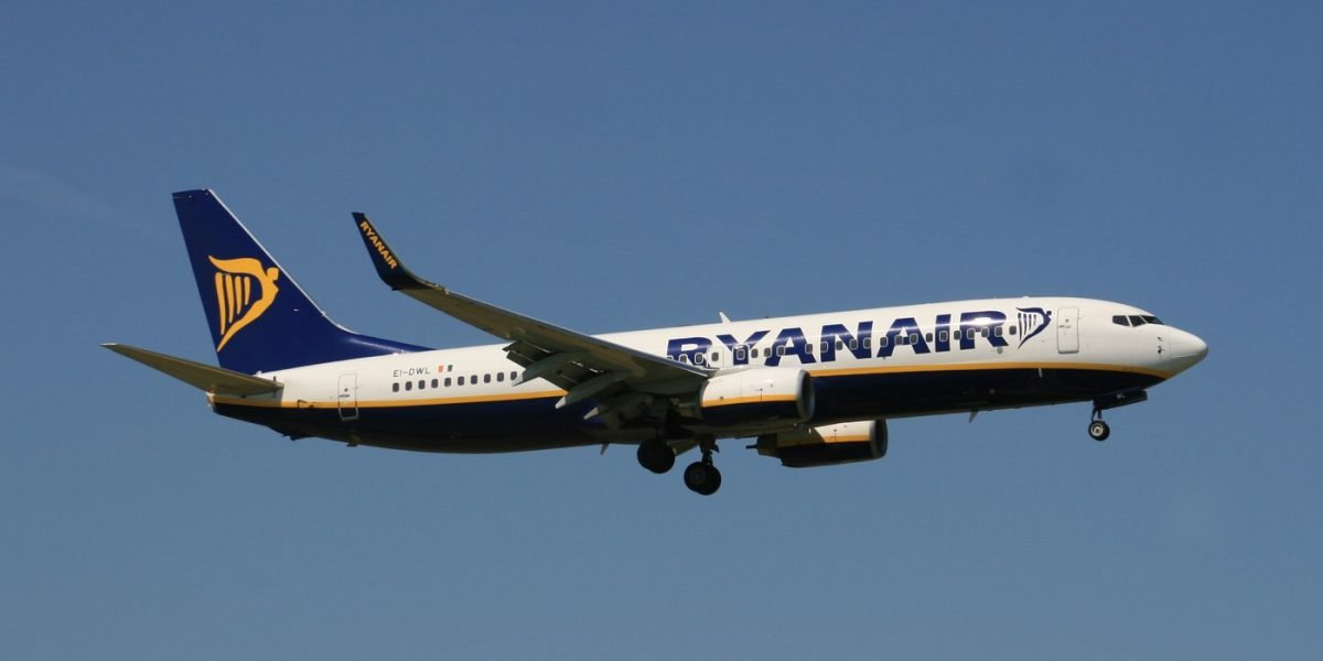 Zbor Ryanair, de pe Lanzarote spre Bristol, cu 89 de pasageri uitați pe aeroport Un avion Ryanair a decolat de pe aeroportul César Manrique-Lanzarote, din Insulele Canare, fără 89 de pasageri, care nu au reușit să ajungă la timp la poarta de îmbarcare